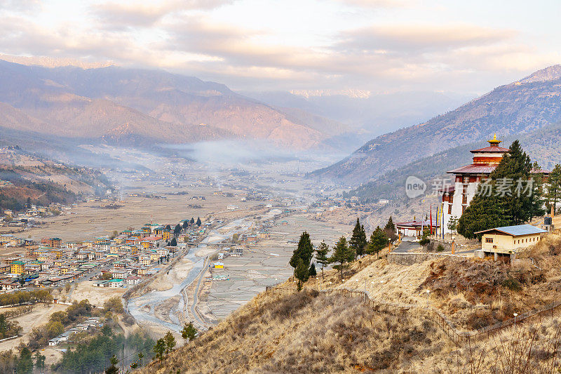 Paro Dzong的大建筑景观，是游客参观Paro镇时的亮点